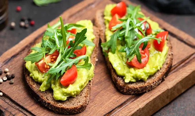 Tostadas de Aguacate y Tomate